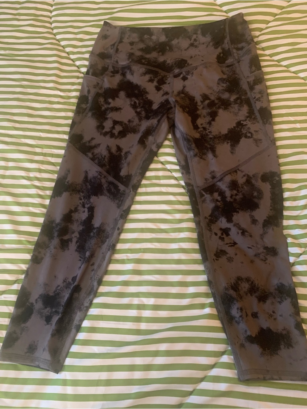 Women’s cropped leggings black and gray tie-dyed pattern